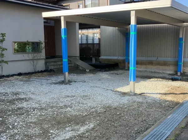 土間の剥がし撤去が終了。地面が均等にならされている写真。