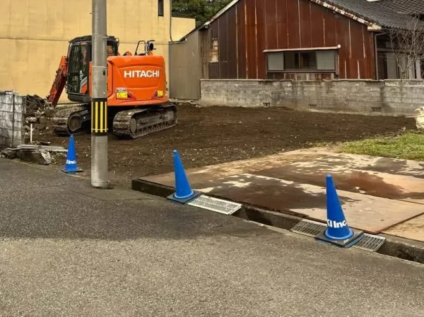 住宅が解体されたた写真。手前に青色のエイキのコーンが見える。