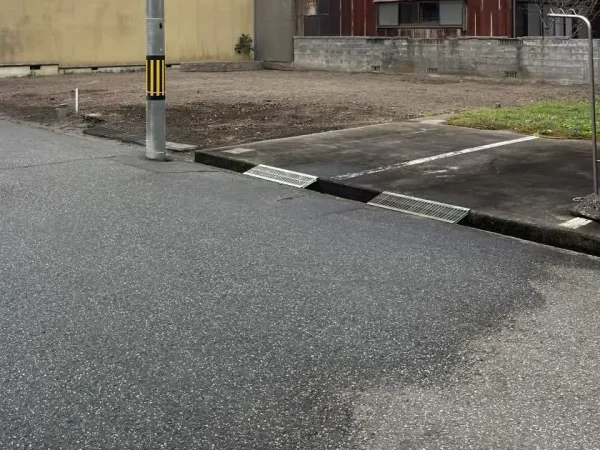 更地完工。鉄板が置かれていた駐車場が元の姿のままである。