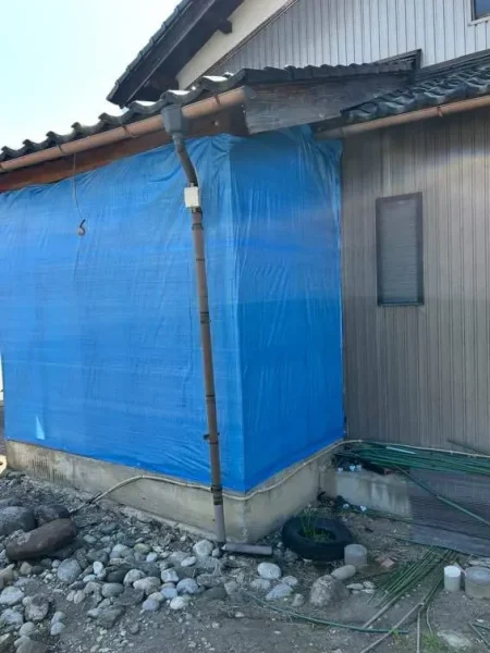 今回解体し撤去した箇所を青色シートで養生した写真