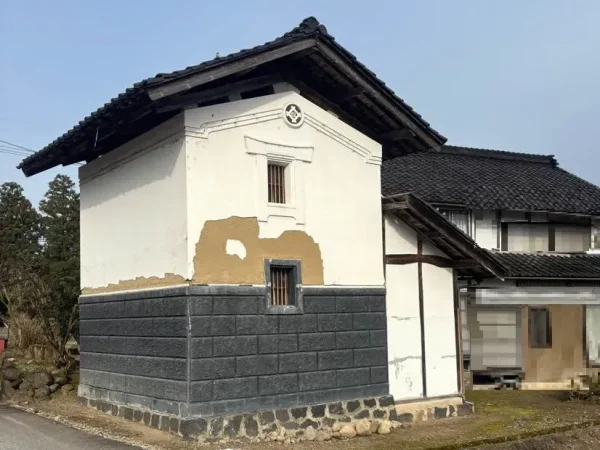 白壁と特徴的な腰壁が印象的な、2階建ての土蔵