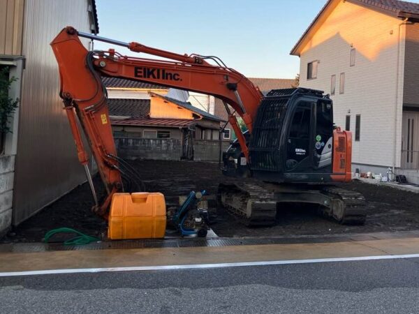 整地を終えた現場。重機が敷地に置いてある。