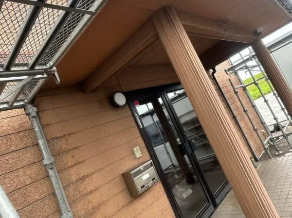 玄関屋根の木製の天井部分や、太い柱が建物の外壁としっかりと組み合わさっている。
