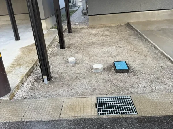 斫りが終わり、均された土地が見える。