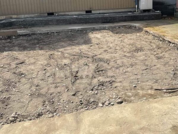 基礎を解体し終えた後の更地。