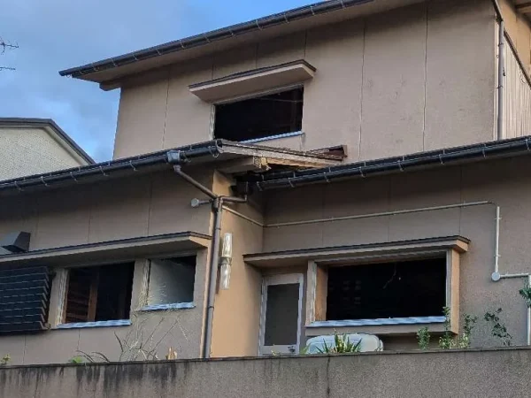 窓と瓦を撤去した住宅