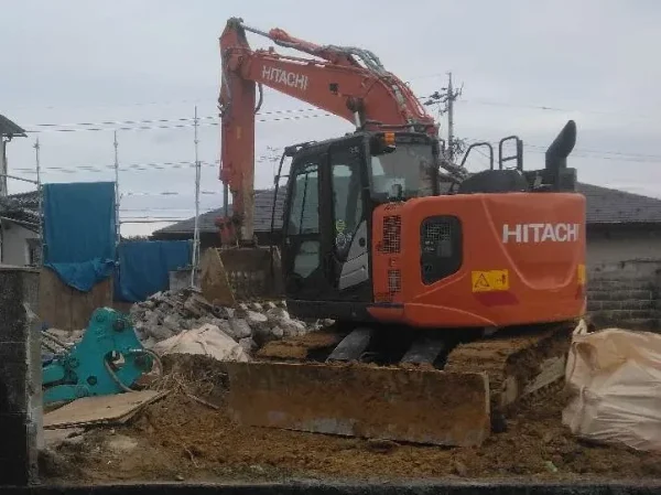 基礎コンクリートや埋設物を解体撤去中。