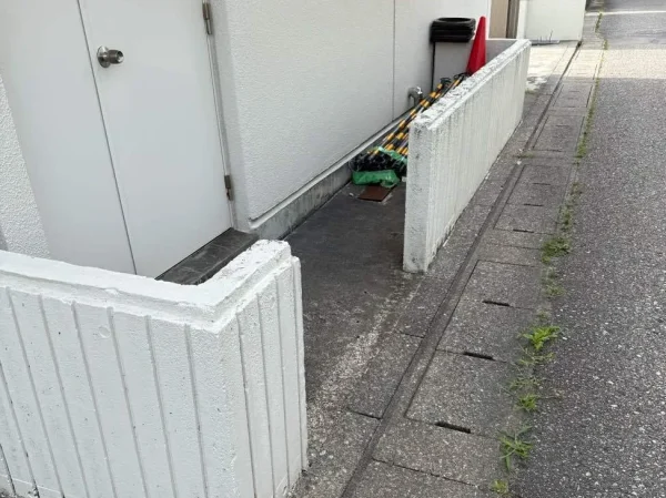 今回壊すブロック塀。建物と道路との狭い間に設置されている。