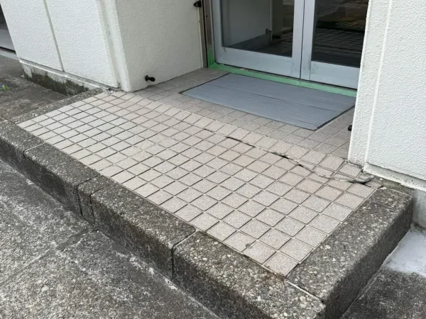 今回解体する玄関ポーチ。