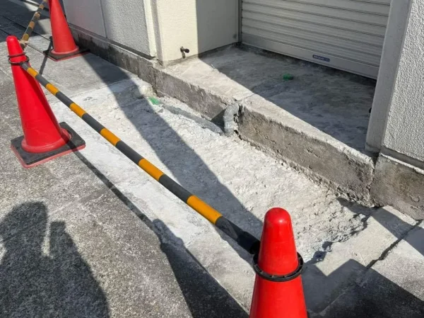斫りが完工した玄関ポーチ。歩行者等の通行に配慮し、赤いコーンで囲ってある。