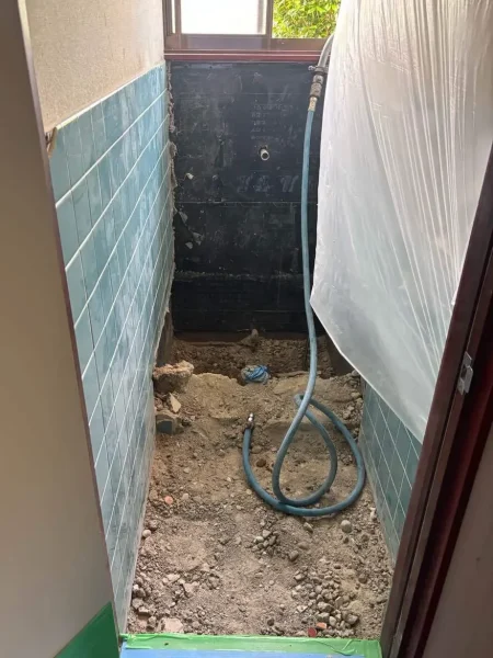 作業が始まり、まずは便器やタンクを取り外し、床の段差部分を電動工具で細かく砕き、発生したガラを搬出します。
