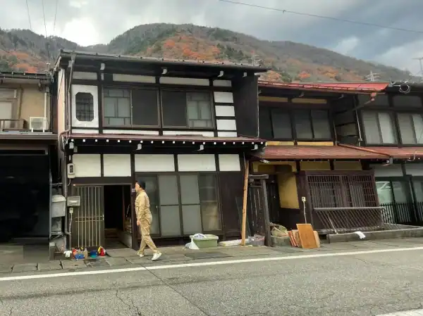 街道沿いに並ぶ家のうち、4軒の家が写っている。今回の解体対象は真ん中の2軒