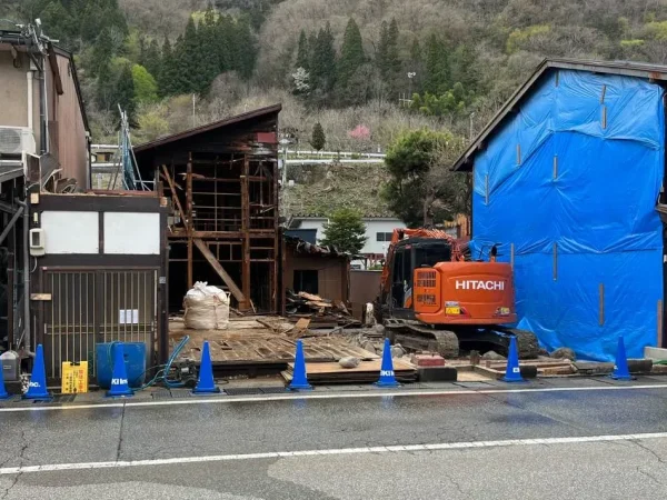 左右の家の安全を確認し、解体現場に重機が入った。