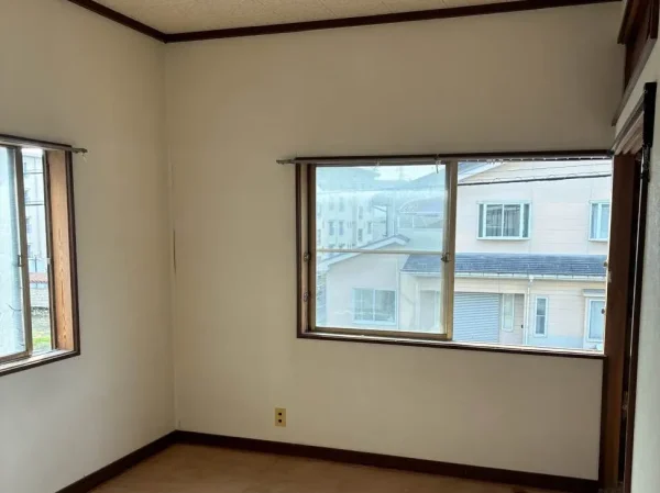 家具を撤去した後の部屋の様子