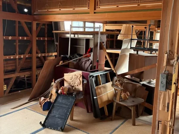 家具や残置物をまとめている様子。