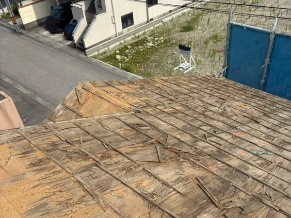 屋根瓦がすべて撤去された屋根。