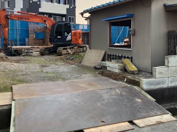 道路から敷地に入る手前の部分に、大きな重たい「敷鉄板(しきてっぱん)」が敷かれている