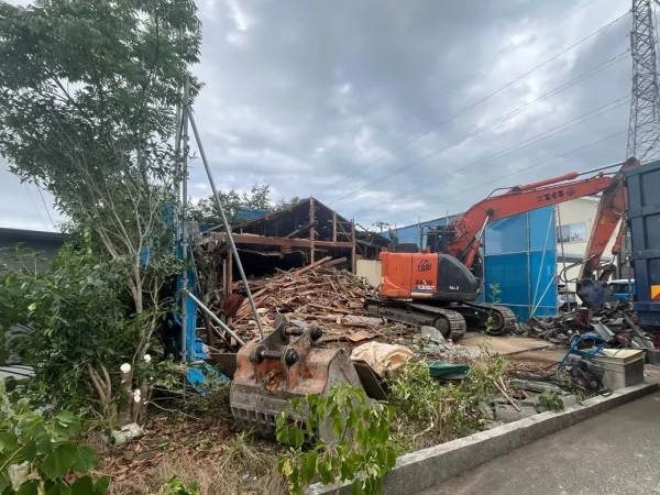 油圧ショベルで、建物本体を解体中。