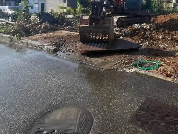 建物の取り壊しが無事に終わり、最後にお庭に深く根を張っていた樹木の根っこを重機で掘り起こして撤去した後の写真。