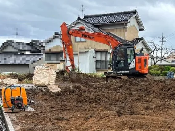 お家を長年支えてきた「基礎コンクリート」を重機で掘り起こしていく。