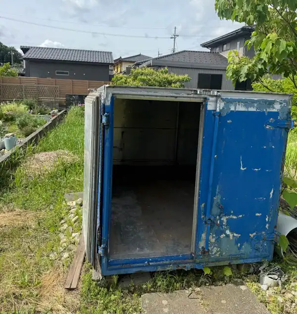 放置されたドアが開いた、青の古いコンテナ