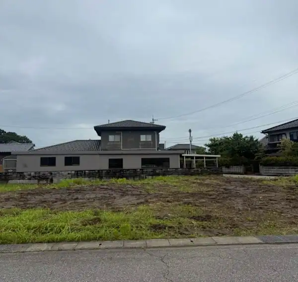 古い青のコンテナを撤去した後の更地