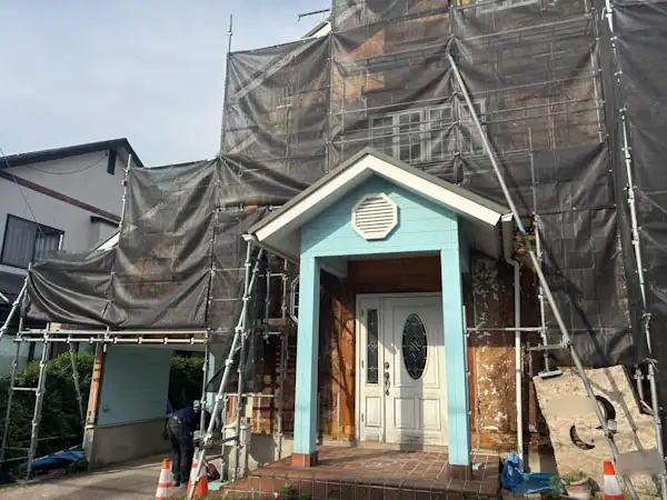 富山の解体業者、エイキが外壁の撤去中の様子
