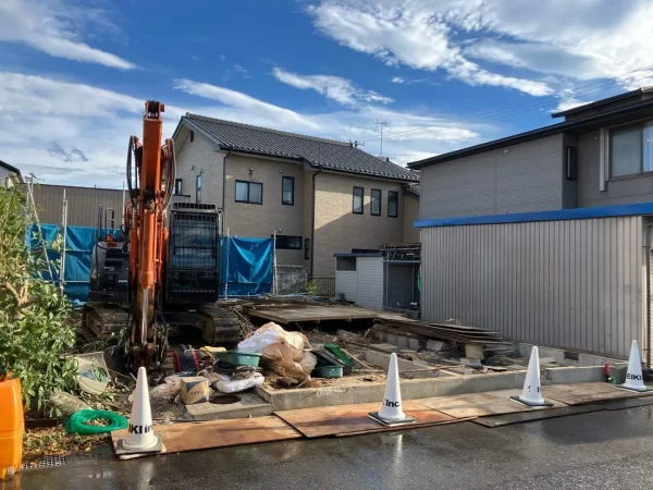 重機が屋根と柱を取り壊し基礎だけになる