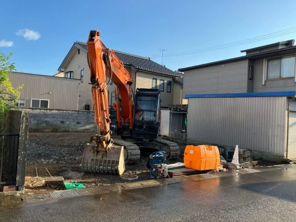 すべて取り壊され重機のみだけが残る