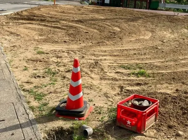 更地化作業が進んでいる庭。雑草ごと地面が整地されている