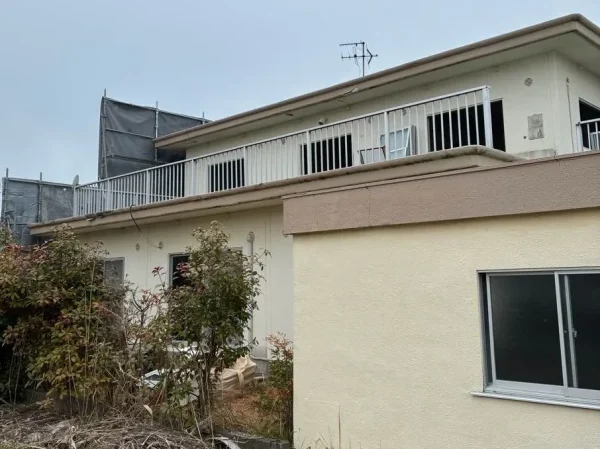 鉄筋コンクリートの住宅の裏手に足場が組んである