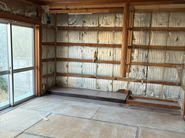 部屋の壁板をすべて剥がしている