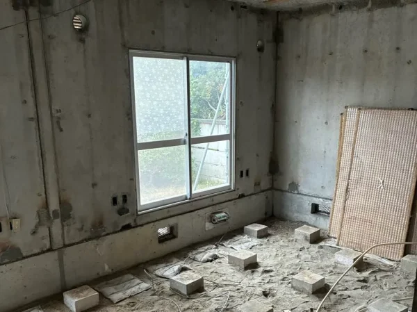 部屋の内装をすべて剥がして地面の基礎が見えている