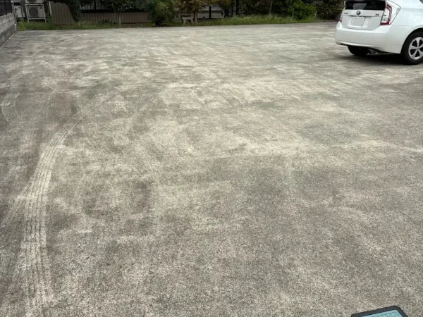 斫り前の駐車場の様子。コンクリートは敷き詰められている。