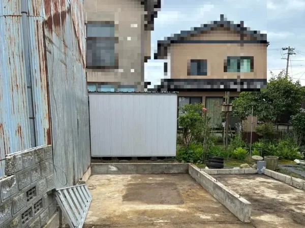 手壊し解体が終了した写真。作業に使った梯子のみ残っている
