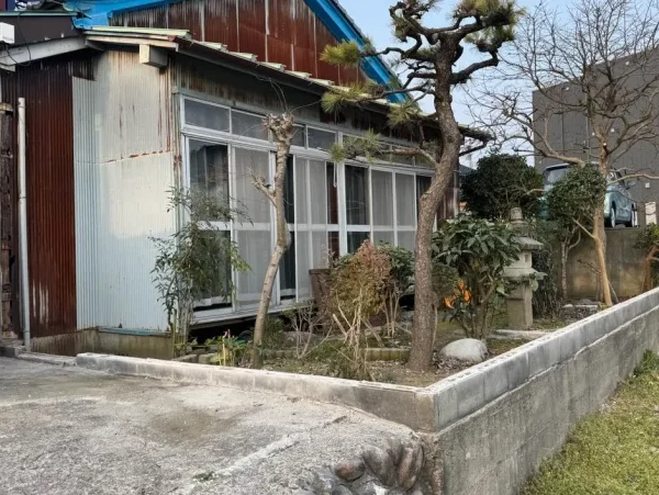 上段を撤去したブロック塀。