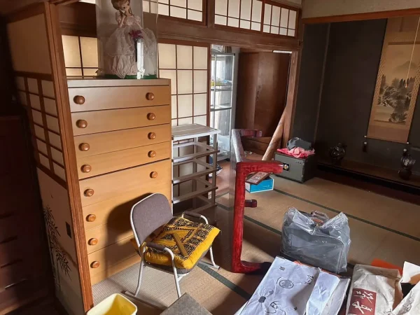 部屋にはタンス・椅子等のたくさんの家財道具が残されている
