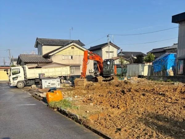 残った基礎も掘り起こしトラックに乗せている