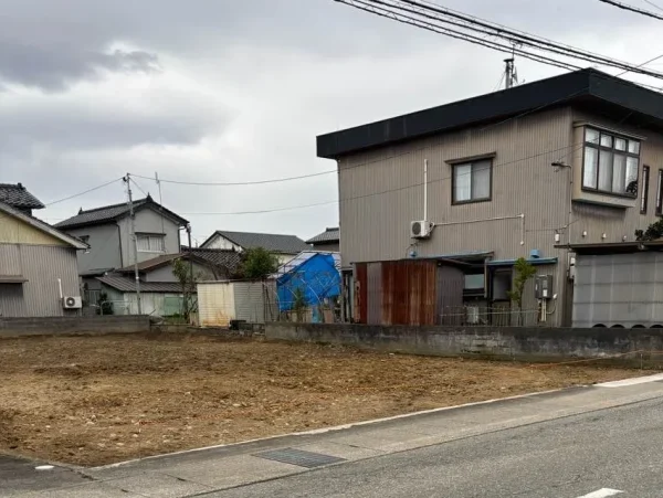 基礎も すべて撤去され、すっきりと更地になった土地