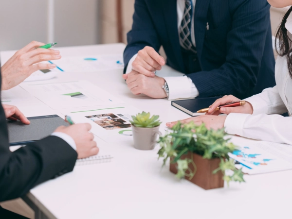打ち合わせを進める社員とお客様のイメージ画像