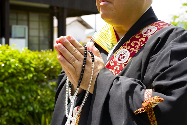 生前整理前に、お坊さんが供養をしているところ。