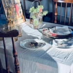 エレガントな食事を演出するダイニングテーブル