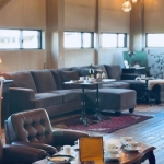 座り心地のいいソファーと上品なティータイムを演出するローテーブル