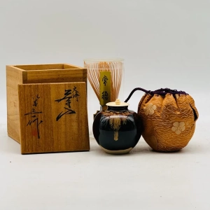 文琳茶入には共箱も付属します。