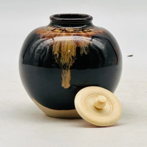 文琳茶入のふたをとって横に置いた様子。