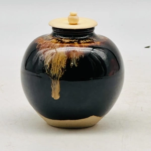 リンゴのような形をしていることからその名がついた文琳茶入。