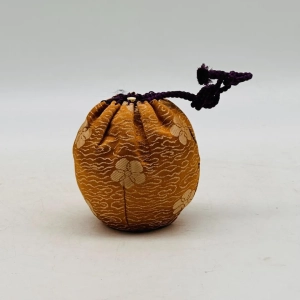 文琳茶入は仕覆に包まれることで一つの世界観が生まれます。