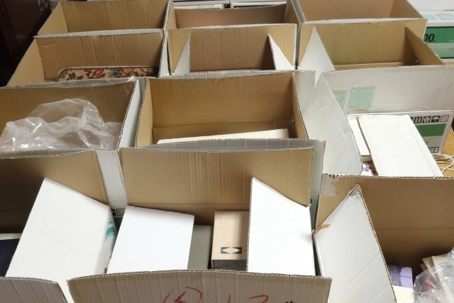 遺品整理中の段ボール箱。
