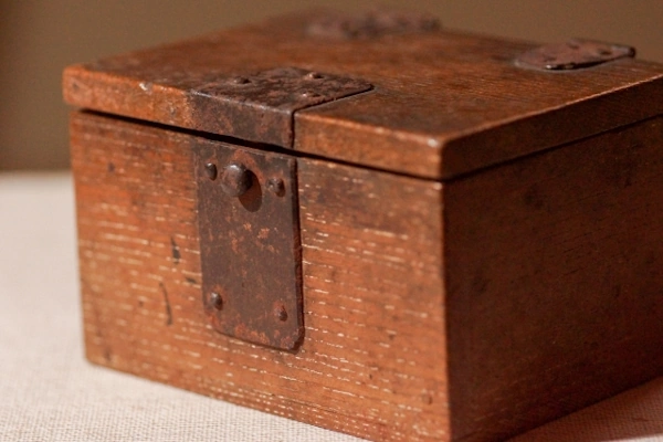 骨董品が入っている箱