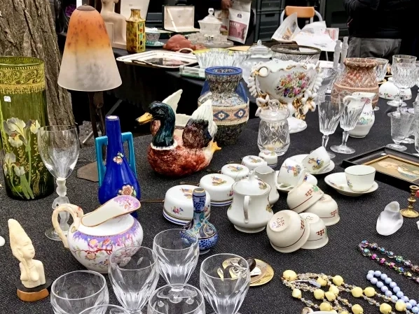 ティーカップや陶磁器類が多数並べられている